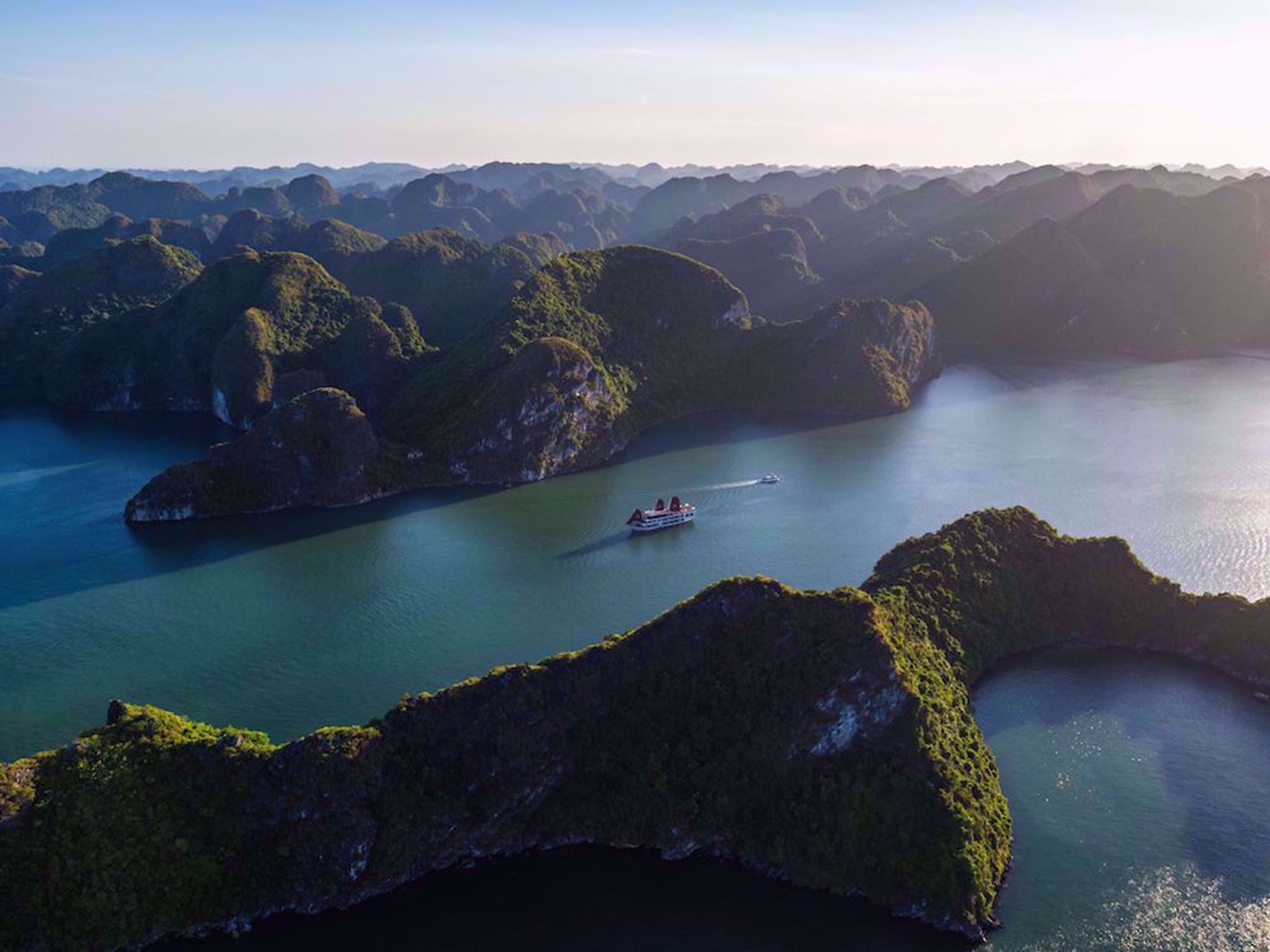 Perla Dawn sails on Ha Long Bay Vietnam