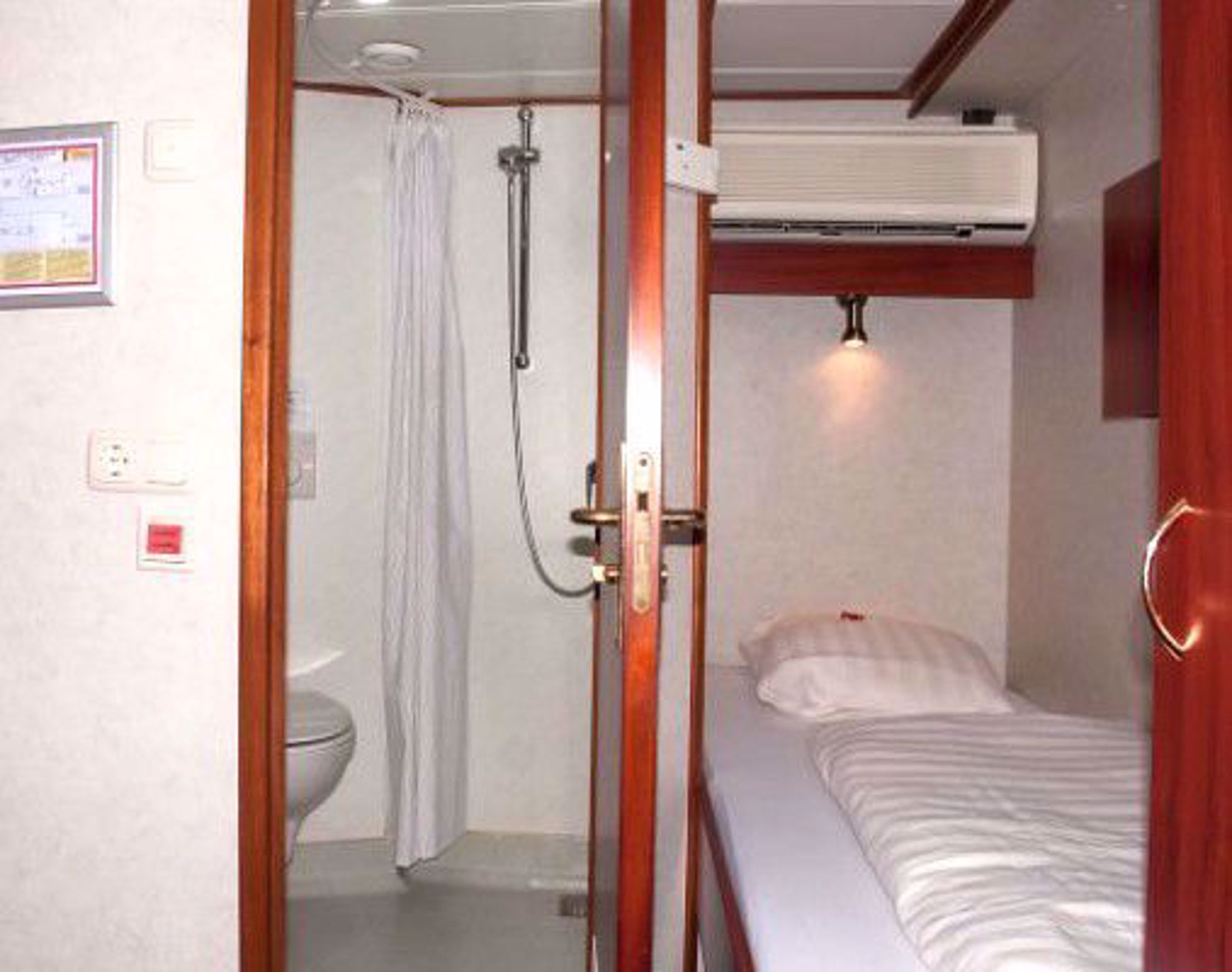Zwaantje twin cabin bed and bathroom