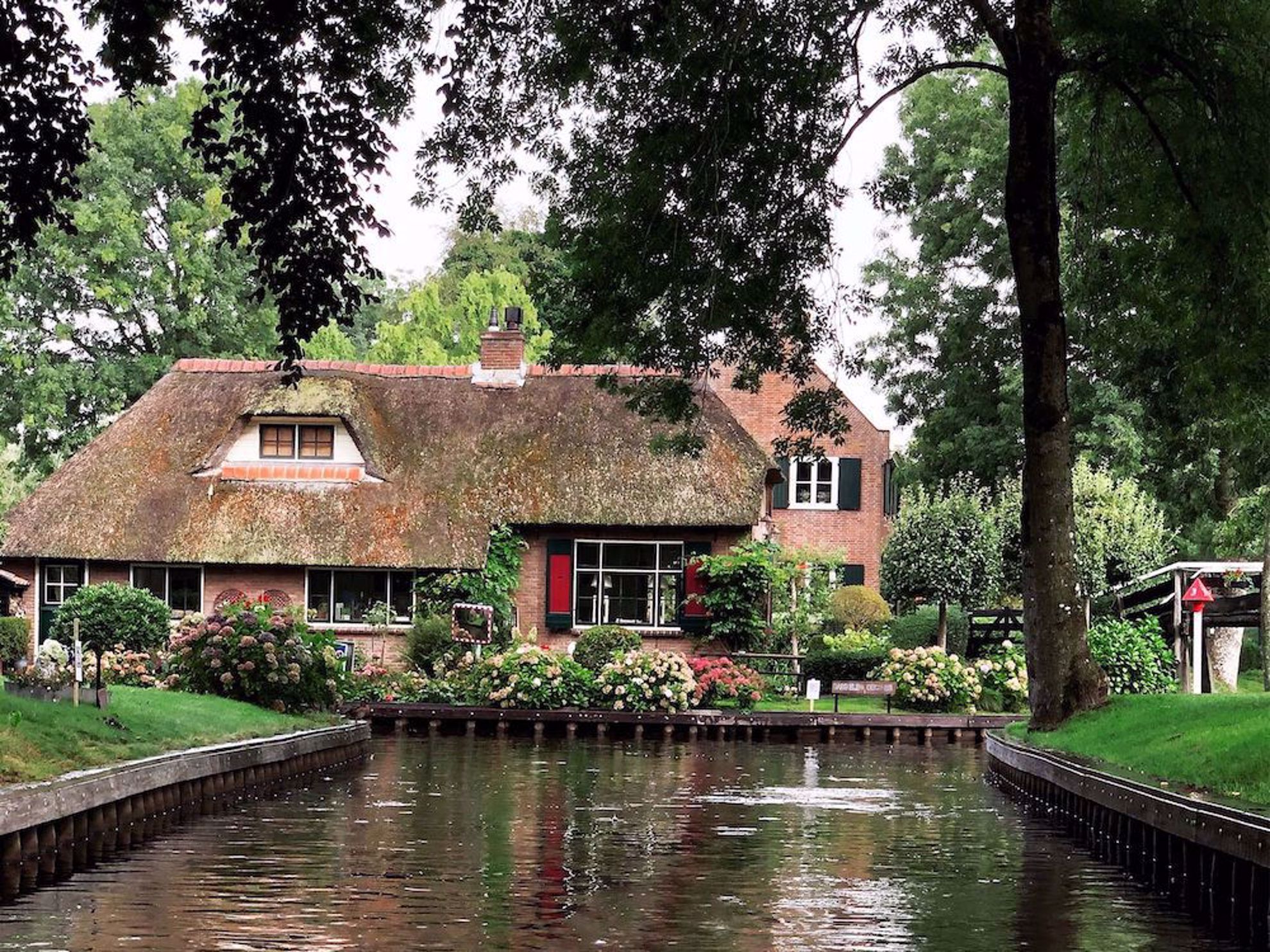 House on canal Geithoorn